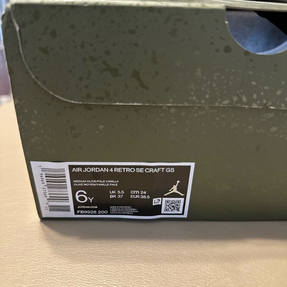 Nike Air Jordan Retro 4 - Used Like New condition - Box included. - Picture 3 of 4